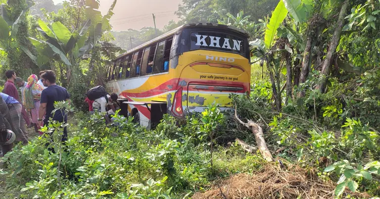 দুর্ঘটনাগ্রস্ত বাসে আগুন দিয়েছেন স্থানীয়রা